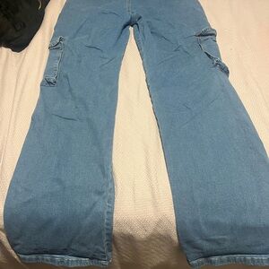 Light wash cargo jeans